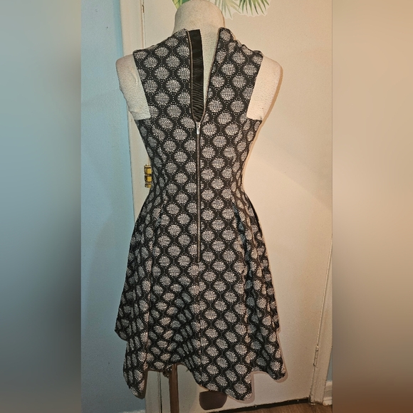 H&M Black and White Patterned Midi Dress. Size  8. Flare Skirt - Picture 7 of 9